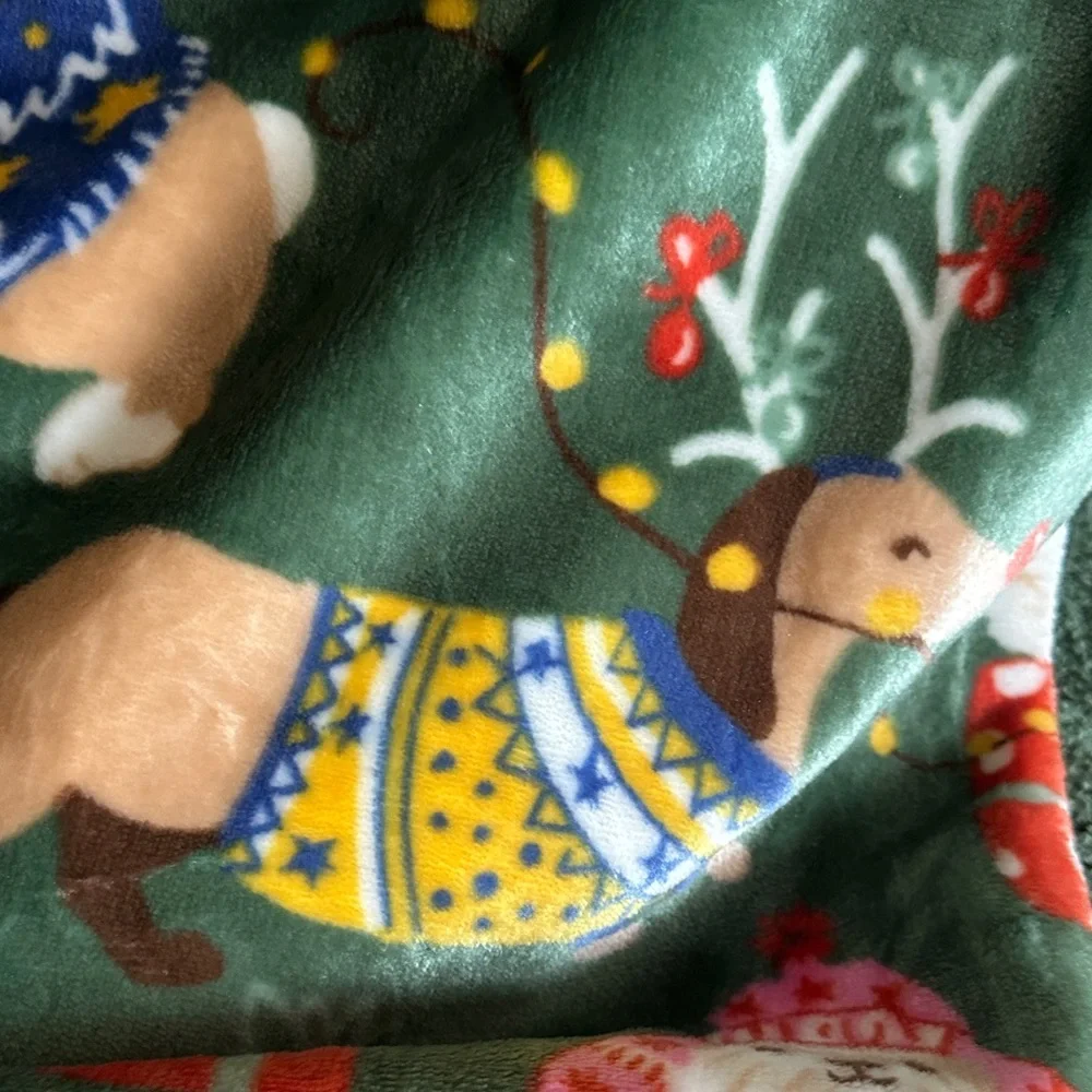 Envogue Holiday Christmas Festive Dog Plush Throw Blanket Oversized NEW!